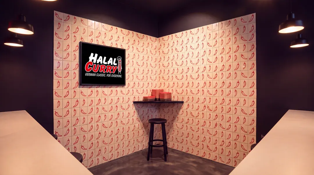 Fotoecke mit Chili-Tapete, Barhocker und Halal-Curry-Logo